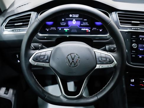 Used 2024 Volkswagen Tiguan SE w/ Panoramic Sunroof Package AWD/4WD image 15