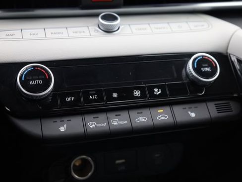 Used 2025 Hyundai Elantra Limited image 24