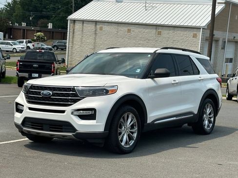 Used 2020 Ford Explorer XLT w/ Equipment Group 202A RWD image 2