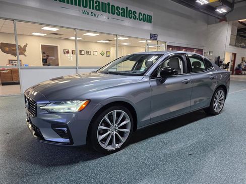 Used 2021 Volvo S60 T5 Momentum w/ Premium Package image 2