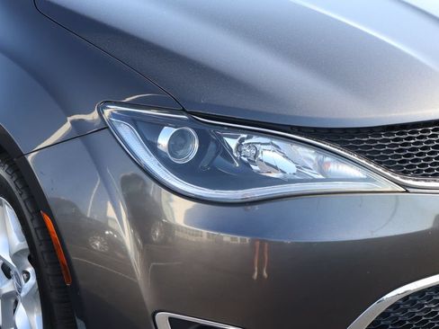 Used 2017 Chrysler Pacifica Touring-L Plus FWD image 4