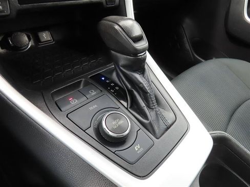 Used 2021 Toyota RAV4 LE AWD/4WD image 21