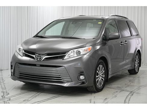 Used 2018 Toyota Sienna XLE image 4