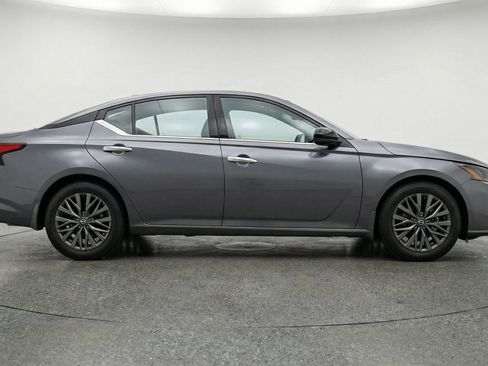 Used 2025 Nissan Altima 2.5 SV FWD image 11