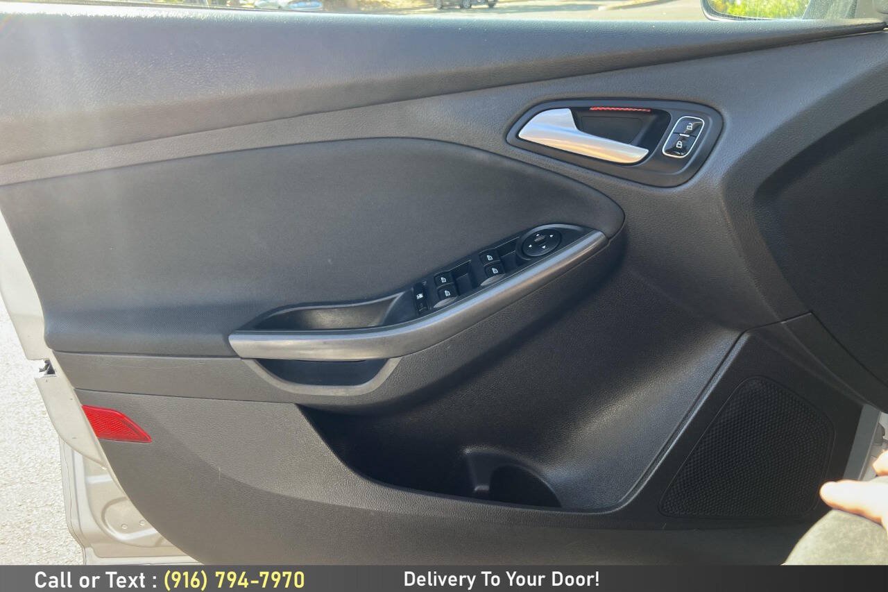 Used 2015 Ford Focus SE w/ Equipment Group 201A FWD image 18
