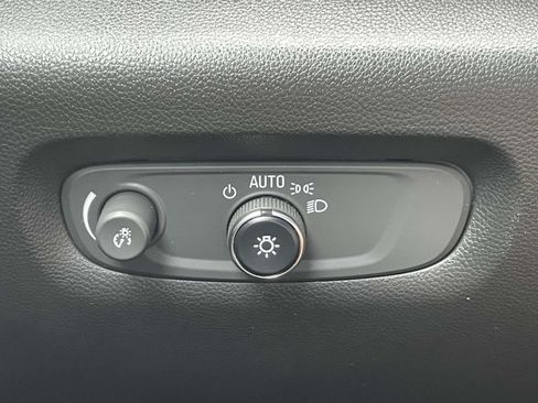 Used 2023 Chevrolet Traverse Premier FWD image 21