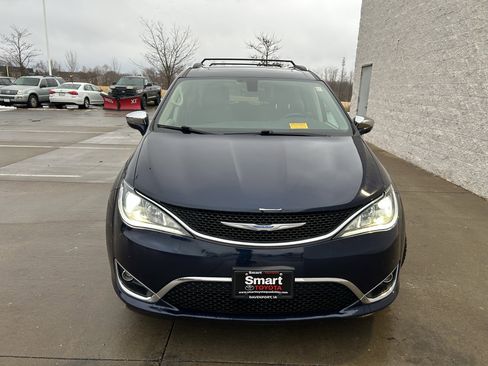 Used 2018 Chrysler Pacifica Limited image 2