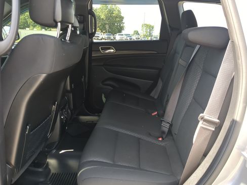 Used 2021 Jeep Grand Cherokee Laredo RWD image 12