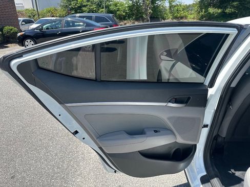 Used 2017 Hyundai Elantra SE FWD image 13