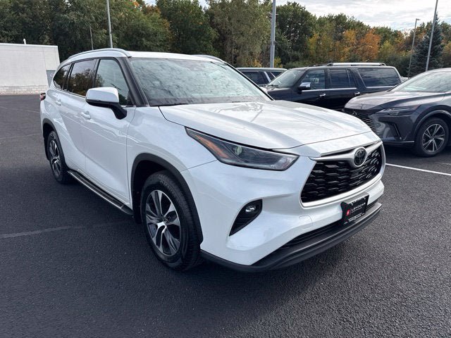 Used 2021 Toyota Highlander XLE AWD/4WD image 3