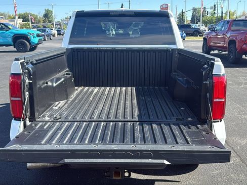 Used 2024 Toyota Tacoma SR5 AWD/4WD image 22
