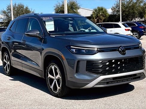 Certified 2025 Volkswagen Tiguan SE image 2