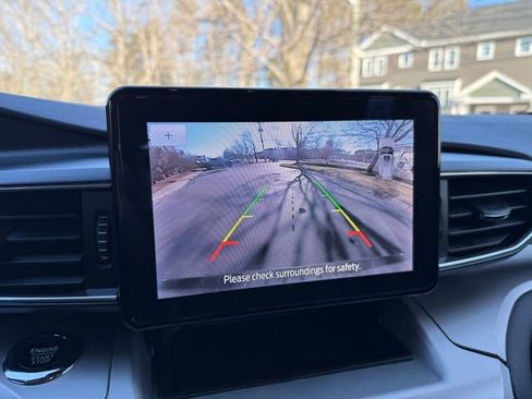 Used 2022 Ford Explorer XLT w/ Equipment Group 202A image 9