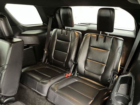 Used 2018 Ford Explorer XLT w/ Equipment Group 202A AWD/4WD image 17