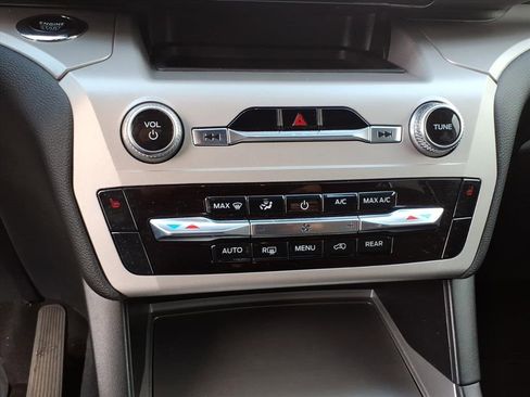 Used 2023 Ford Explorer XLT image 21