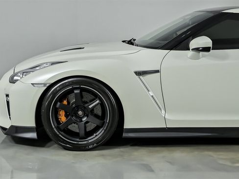 Used 2017 Nissan GT-R Premium AWD/4WD image 7