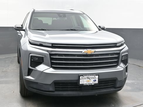 Used 2025 Chevrolet Traverse LT image 3