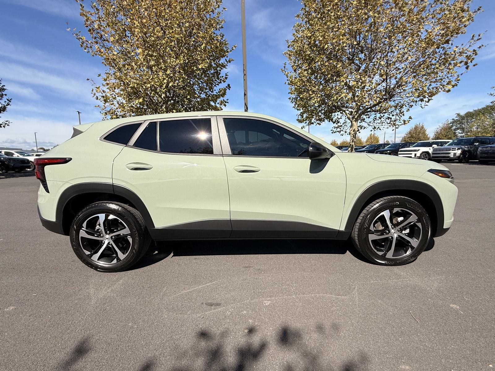 Used 2024 Chevrolet Trax RS w/ Sunroof Package FWD image 4