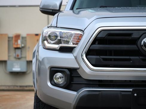 Used 2018 Toyota Tacoma SR5 RWD image 22