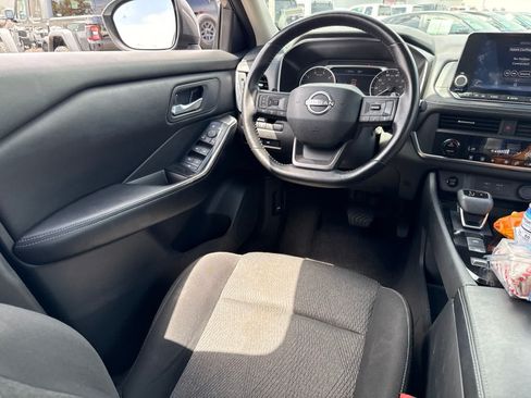 Used 2025 Nissan Rogue SV FWD image 24