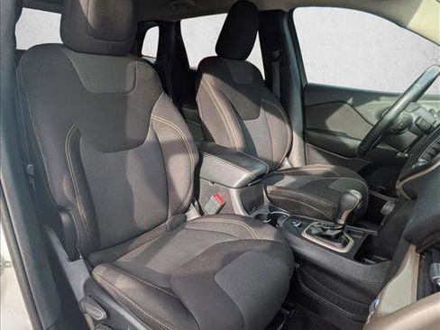 Used 2017 Jeep Cherokee Latitude w/ Comfort & Sound Group FWD image 20