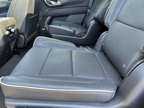 Used 2023 GMC Yukon SLT w/ SLT Luxury Package AWD/4WD image 17