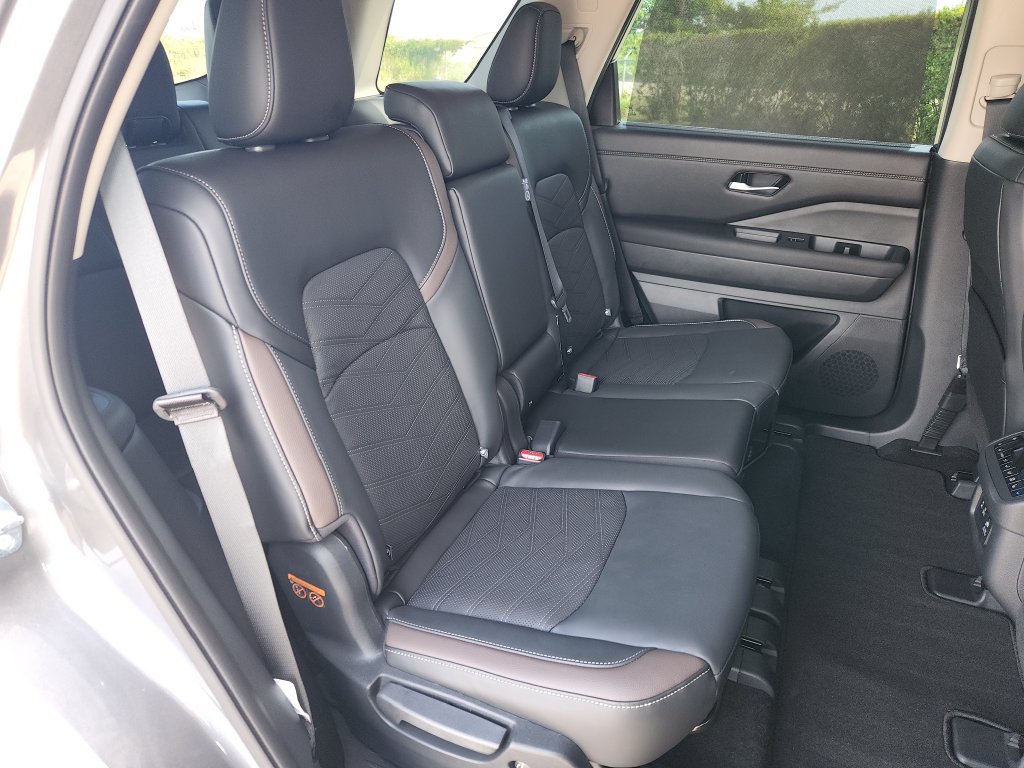 Used 2025 Nissan Pathfinder Platinum w/ Cargo Package FWD image 16