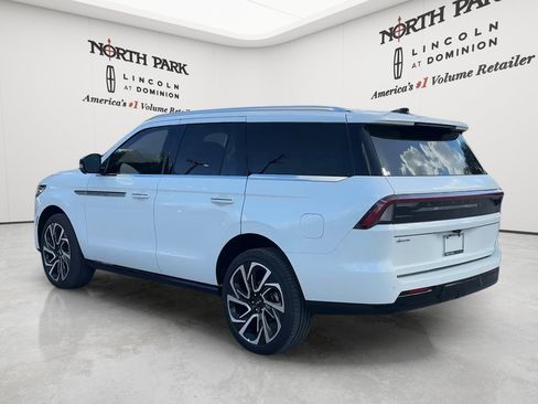New 2027 Lincoln Navigator Reserve RWD image 3