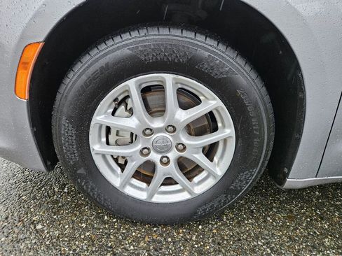 Used 2020 Chrysler Pacifica Touring image 17