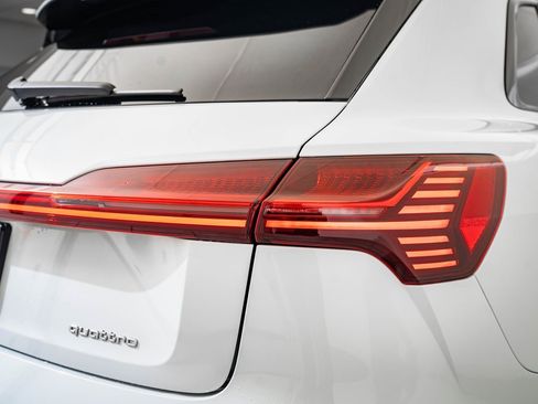 Used 2022 Audi e-tron Premium w/ Convenience Plus Package image 9
