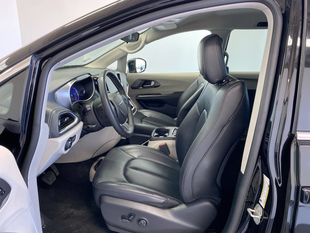 Used 2024 Chrysler Pacifica Limited FWD image 16