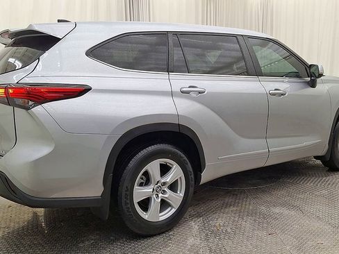 Used 2023 Toyota Highlander LE image 3