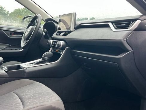 Used 2025 Toyota RAV4 XLE AWD/4WD image 25