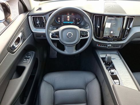 Used 2025 Volvo XC60 B5 Plus image 11