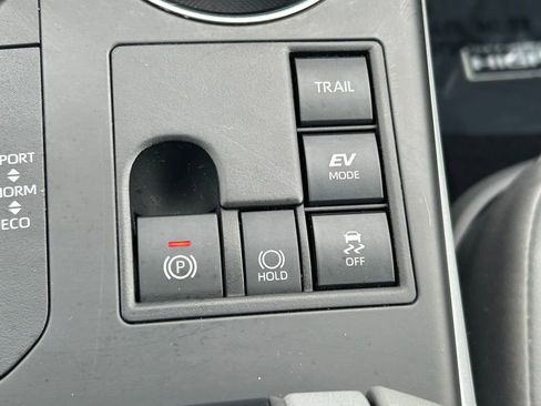 Used 2023 Toyota Highlander XLE image 26