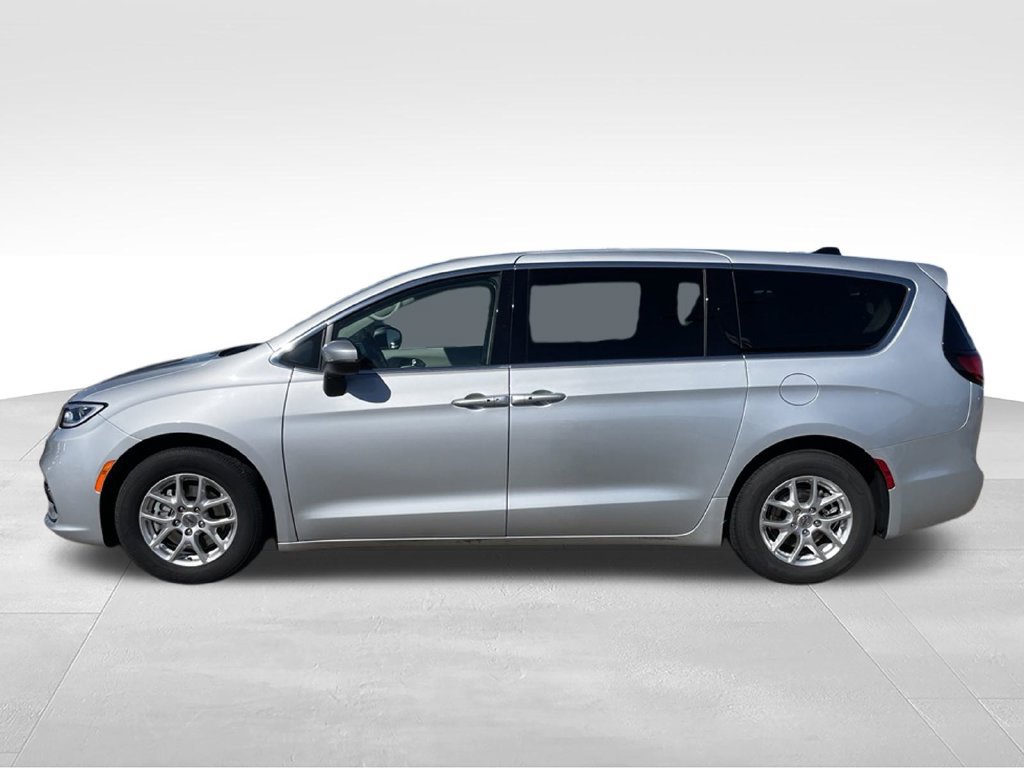 Used 2023 Chrysler Pacifica Touring-L FWD image 25