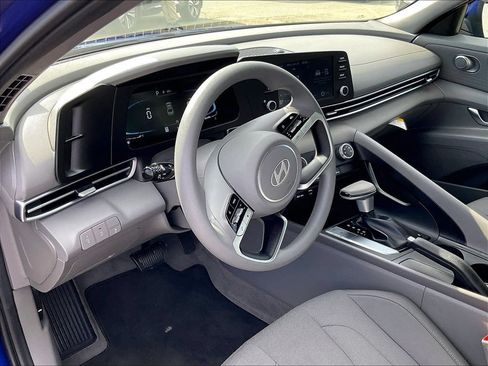 Used 2025 Hyundai Elantra SE FWD image 8