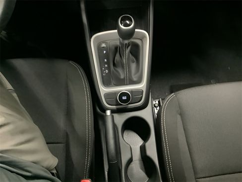 Used 2025 Hyundai Venue SEL image 21