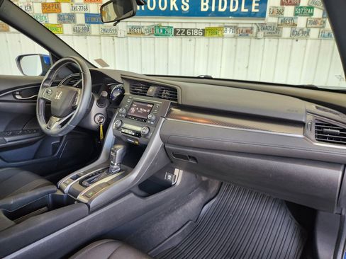 Used 2018 Honda Civic Sport image 2