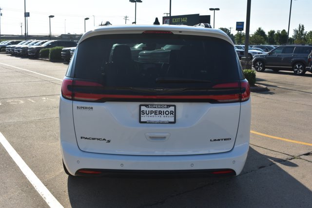 Used 2025 Chrysler Pacifica Limited FWD image 6