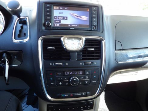 Used 2012 Chrysler Town & Country Limited w/ Luxury Group image 31