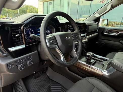 Used 2025 Chevrolet Silverado 1500 LT Trail Boss w/ Convenience Package II AWD/4WD image 22
