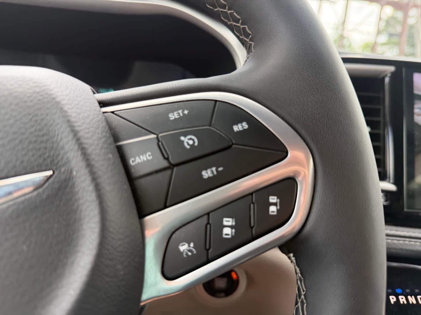 Used 2024 Chrysler Pacifica Limited FWD image 33