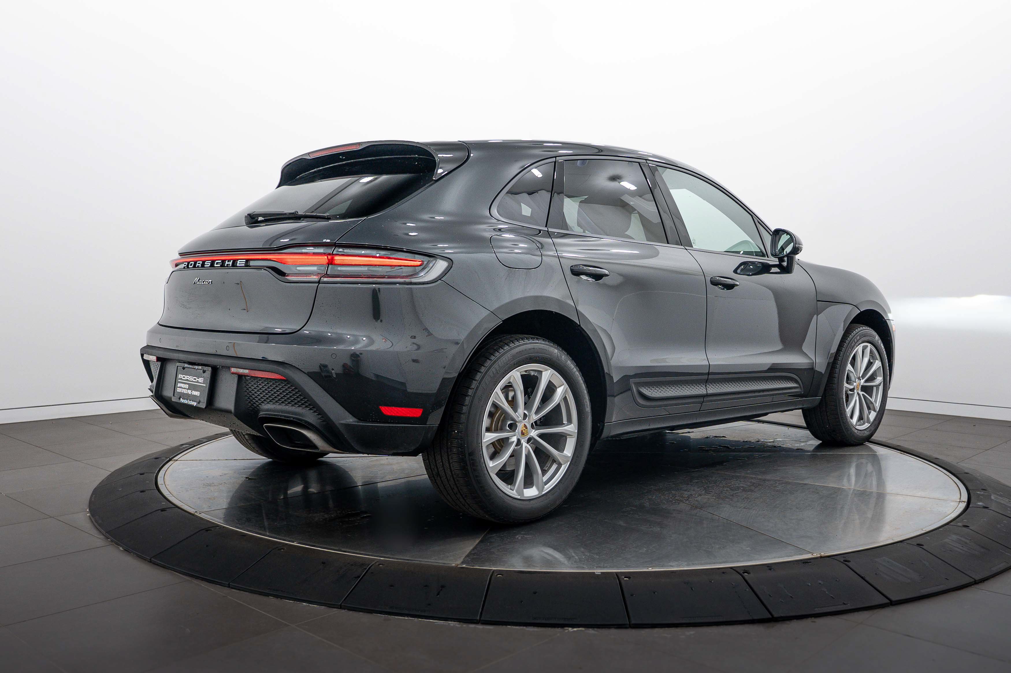Certified 2025 Porsche Macan AWD/4WD image 7