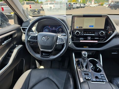 Certified 2024 Toyota Highlander Platinum AWD/4WD image 25