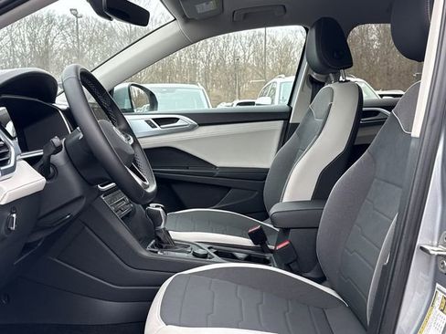 Certified 2025 Volkswagen Taos SE w/ Panoramic Sunroof Package image 12