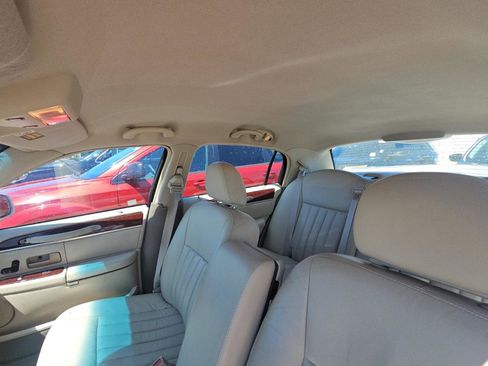 Used 2004 Lincoln Town Car Signature RWD image 16
