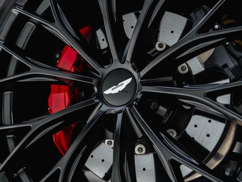 Used 2023 Aston Martin V8 Vantage Coupe RWD image 32