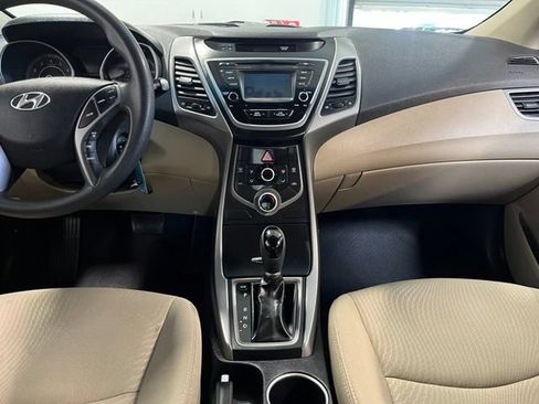 Used 2015 Hyundai Elantra SE w/ Option Group 02 FWD image 19