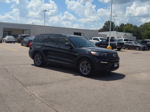 Used 2023 Ford Explorer XLT w/ Equipment Group 202A RWD image 2